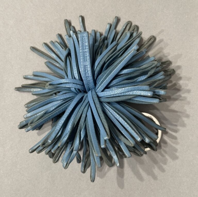 HERMES - Porte-clef "Carmen" pompon en cuir bleu jean, anneau en métal argenté…