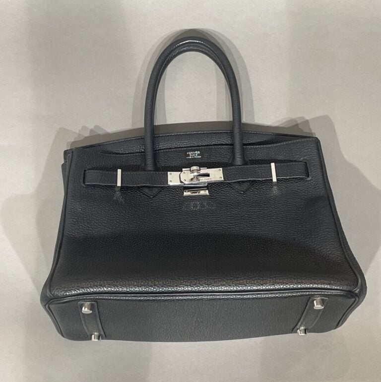 HERMES - Sac "Birkin 30" en cuir Togo noir, double poignée, attaches et fermoir…