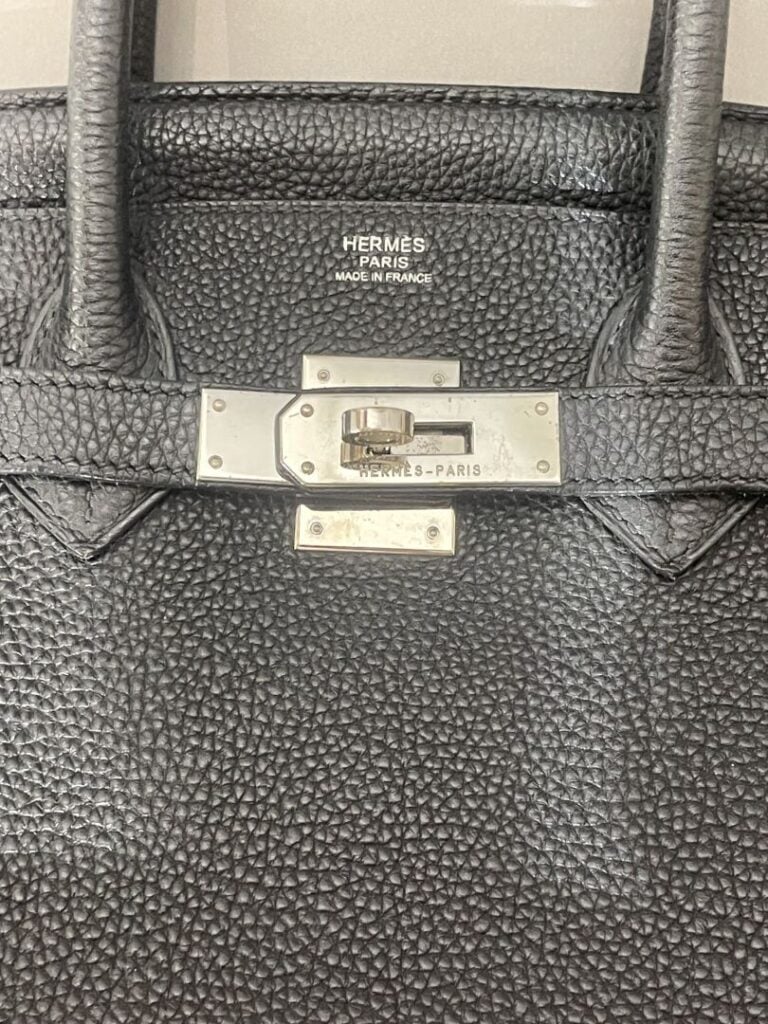 HERMES - Sac "Birkin 30" en cuir Togo noir, double poignée, attaches et fermoir…