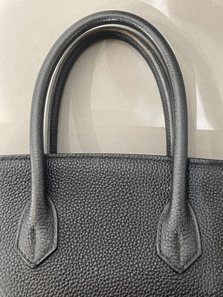 HERMES - Sac "Birkin 30" en cuir Togo noir, double poignée, attaches et fermoir…