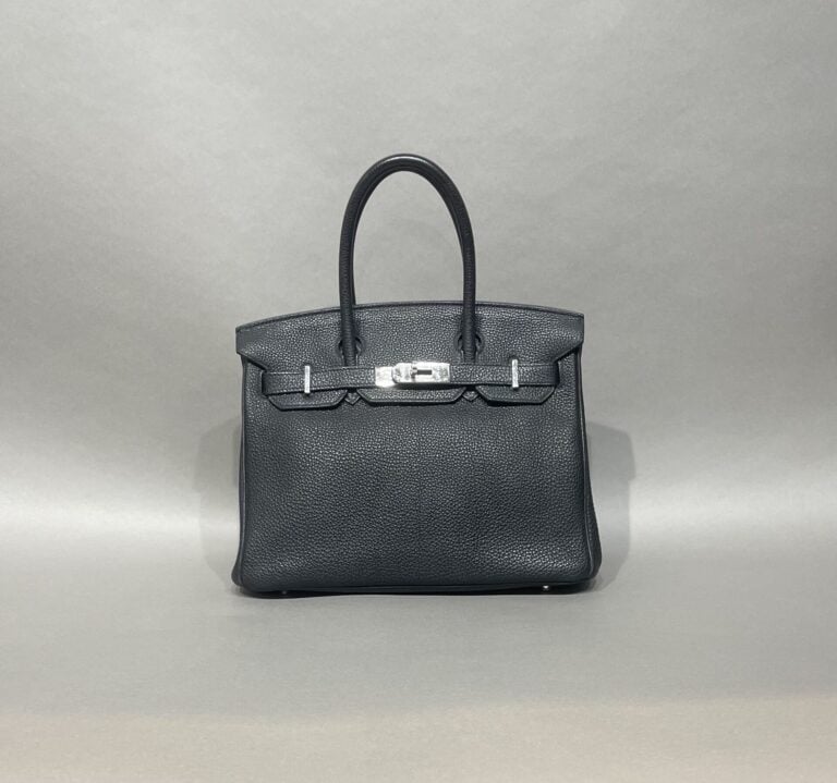 HERMES - Sac "Birkin 30" en cuir Togo noir, double poignée, attaches et fermoir…