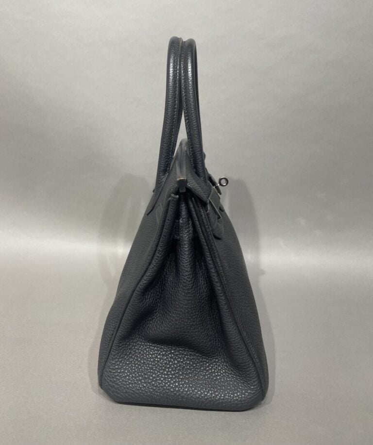 HERMES - Sac "Birkin 30" en cuir Togo noir, double poignée, attaches et fermoir…