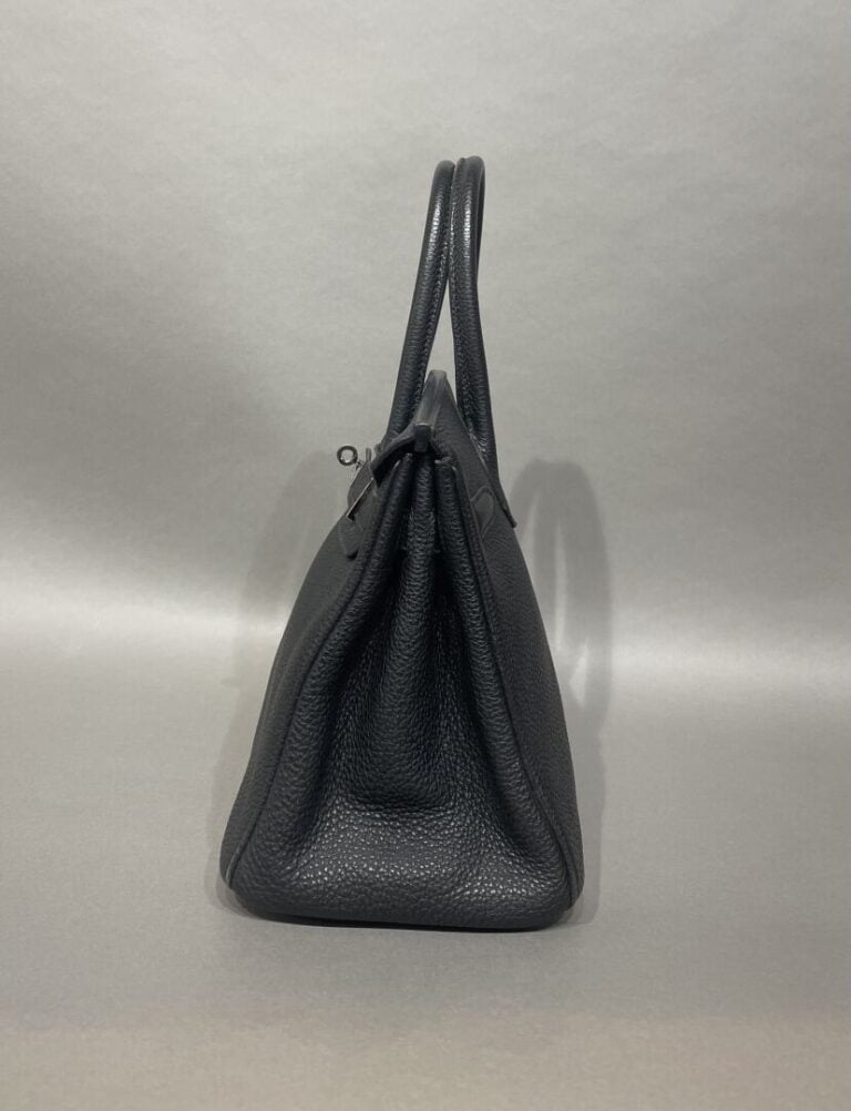 HERMES - Sac "Birkin 30" en cuir Togo noir, double poignée, attaches et fermoir…