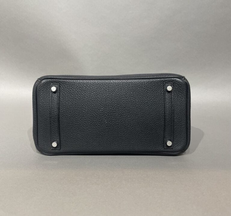 HERMES - Sac "Birkin 30" en cuir Togo noir, double poignée, attaches et fermoir…