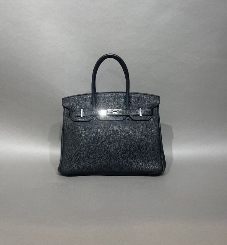HERMES - Sac "Birkin 30" en cuir Togo noir, double poignée, attaches et fermoir…