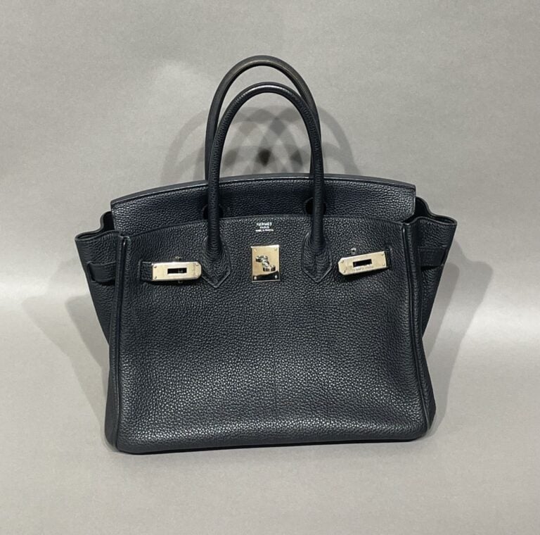 HERMES - Sac "Birkin 30" en cuir Togo noir, double poignée, attaches et fermoir…