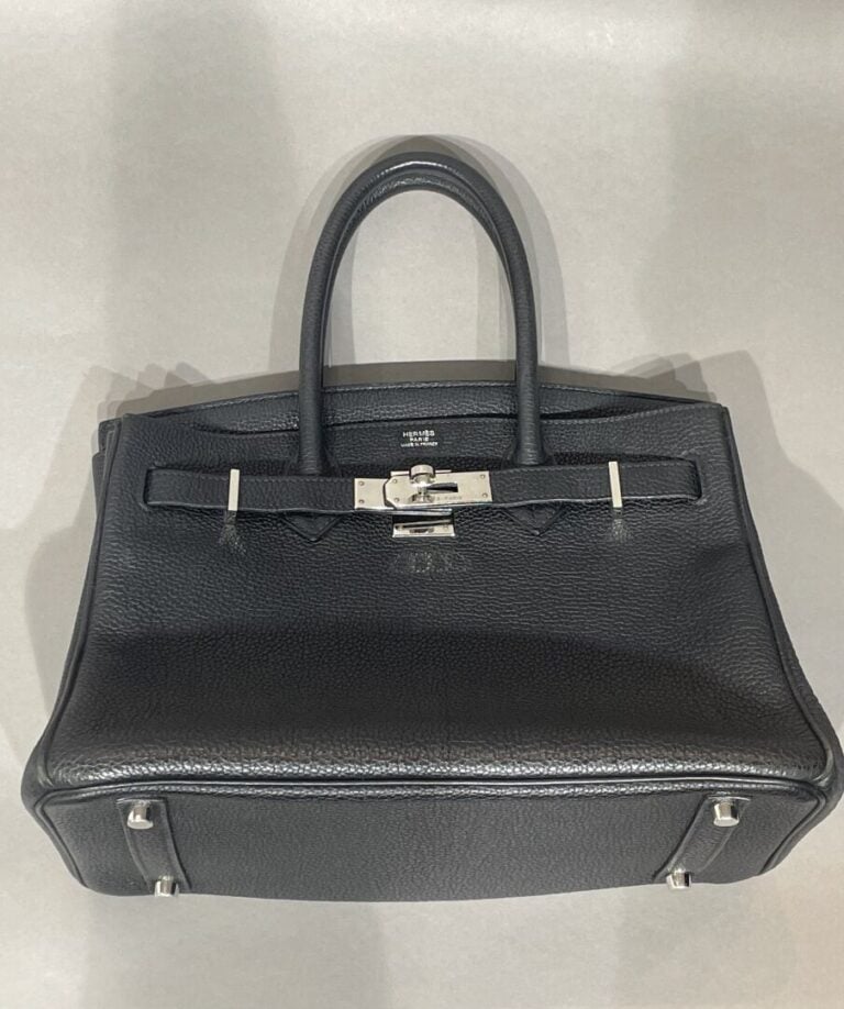 HERMES - Sac "Birkin 30" en cuir Togo noir, double poignée, attaches et fermoir…