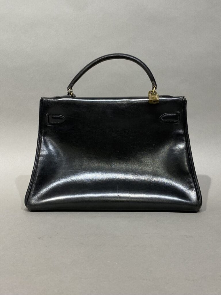HERMES - Sac "Kelly 32" en box noir, bijouterie en métal doré, poignée, cadenas…
