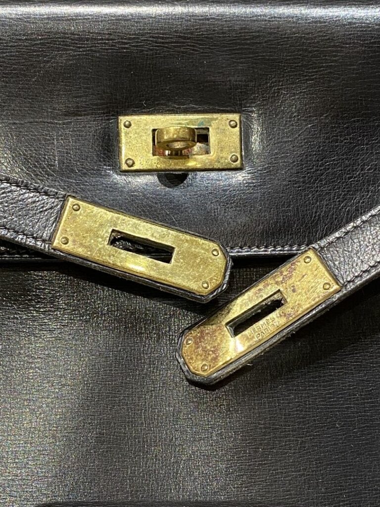 HERMES - Sac "Kelly 32" en box noir, bijouterie en métal doré, poignée, cadenas…