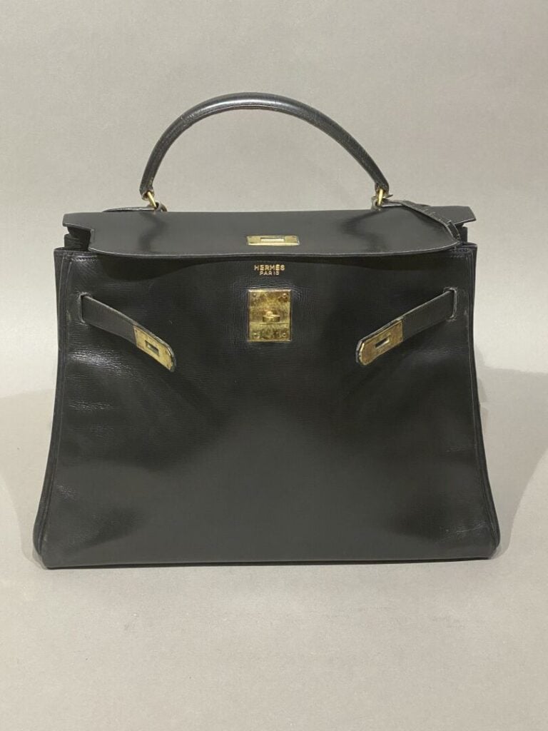 HERMES - Sac "Kelly 32" en box noir, bijouterie en métal doré, poignée, cadenas…