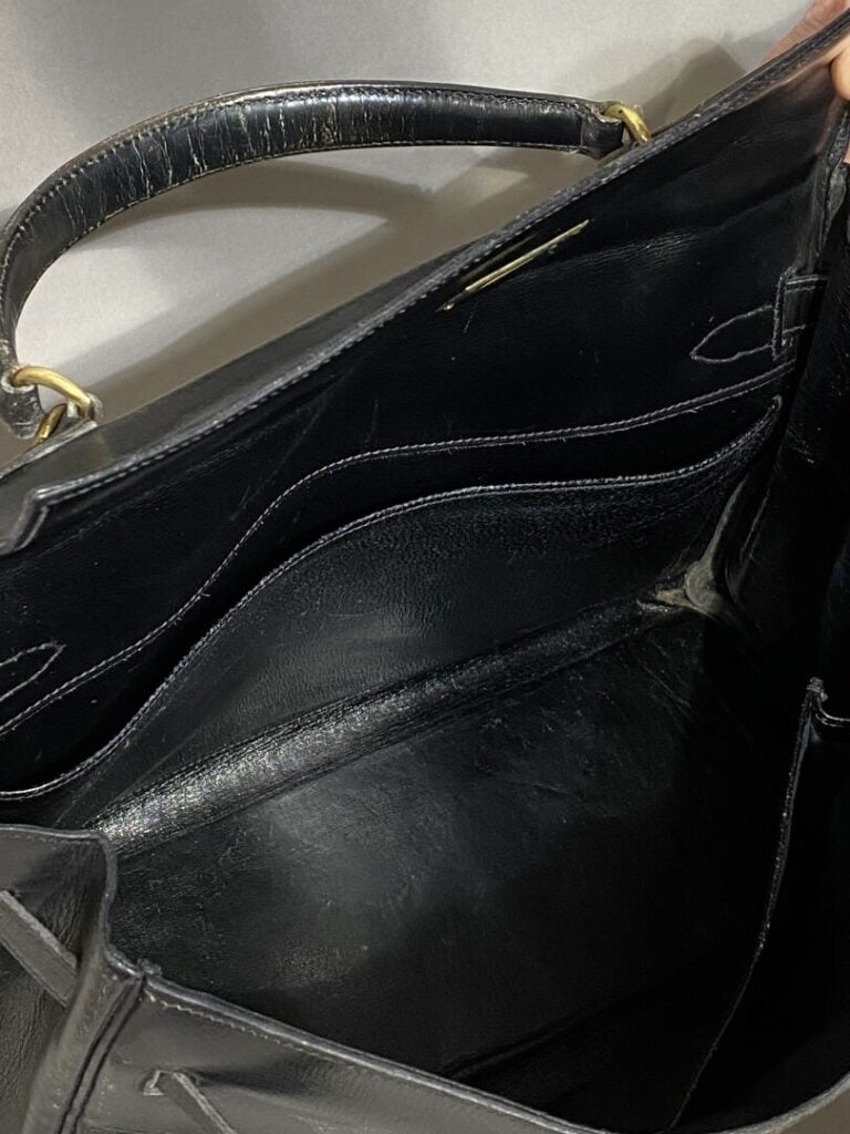 HERMES - Sac "Kelly 32" en box noir, bijouterie en métal doré, poignée, cadenas…