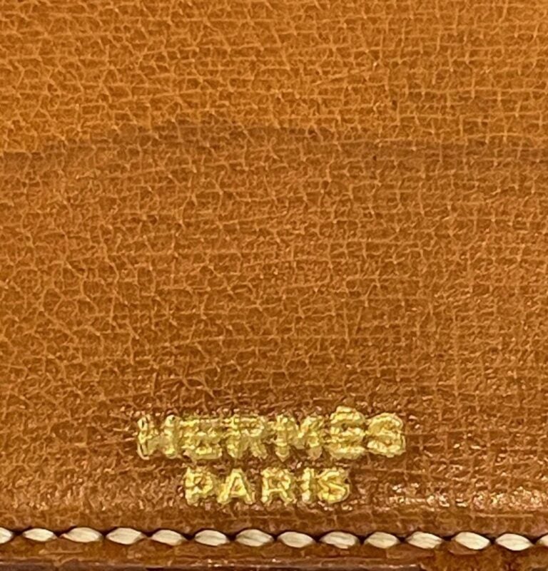 HERMÈS - Sous main en cuir sellier fauve et bois massif. - Siglé du tampon doré…