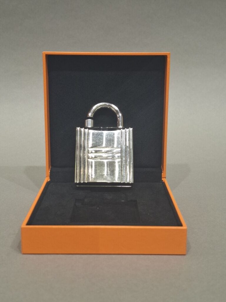 HERMES - VAPORISATEUR modèle "Kelly Calèche" en acier rainuré. - Signé HERMES,…