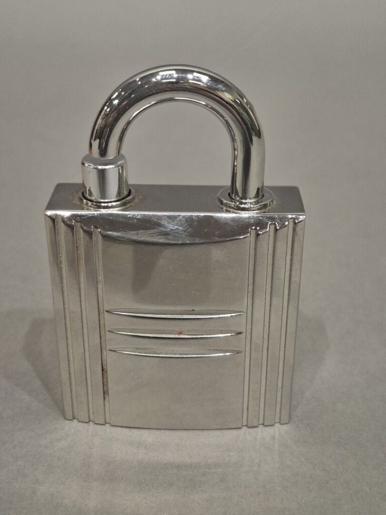 HERMES - VAPORISATEUR modèle "Kelly Calèche" en acier rainuré. - Signé HERMES,…
