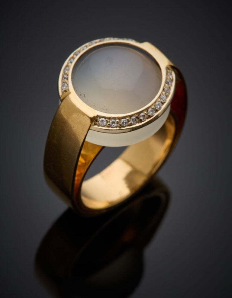 IMPORTANT BAGUE circulaire en or jaune (750°/°°) ornée d'une pierre de lune, ca…