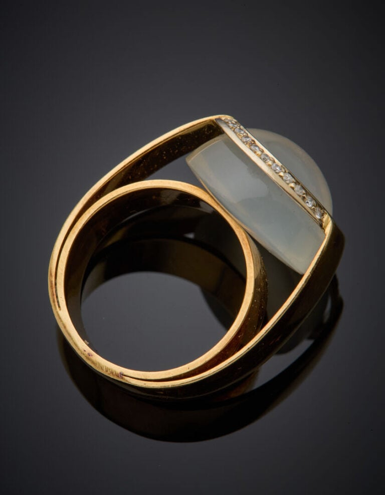 IMPORTANT BAGUE circulaire en or jaune (750°/°°) ornée d'une pierre de lune, ca…