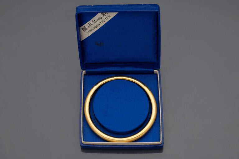 Important bracelet jonc en or jaune, gravé à l'intérieur "A ma chère Marcelle,…