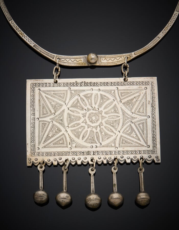 Important COLLIER rigide en argent (min. 800‰) ciselé, centré une plaque rectan…