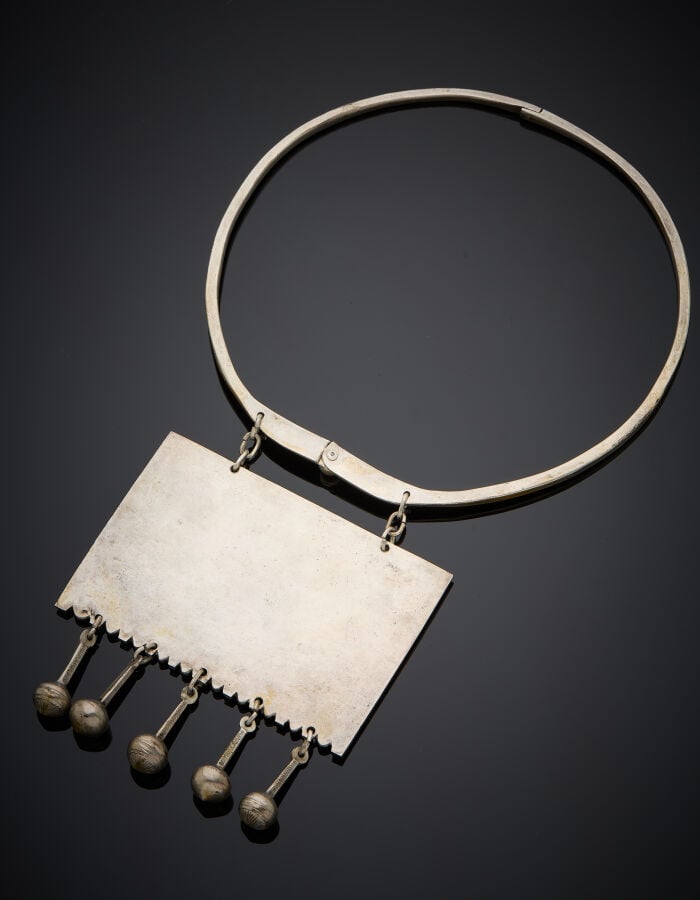 Important COLLIER rigide en argent (min. 800‰) ciselé, centré une plaque rectan…