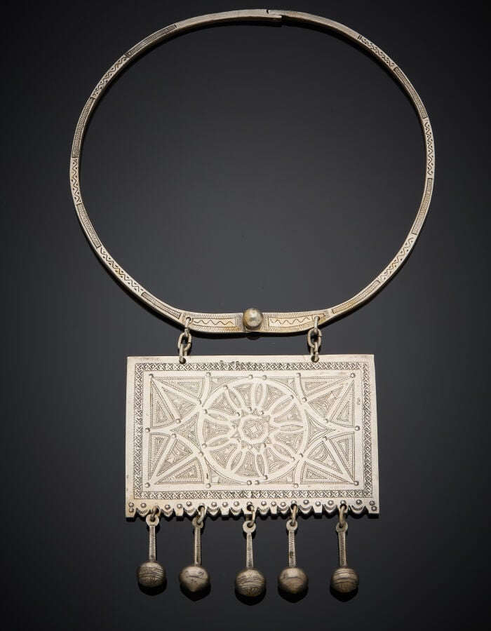 Important COLLIER rigide en argent (min. 800‰) ciselé, centré une plaque rectan…