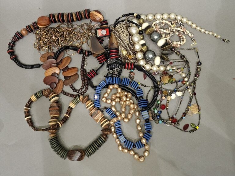 Important lot de bijoux fantaisie divers dont : colliers, bracelets, broches, e…