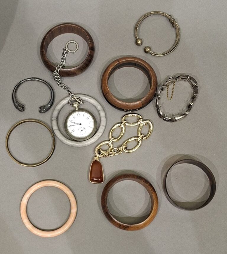 Important lot de bijoux fantaisie divers dont : colliers, bracelets, broches, e…