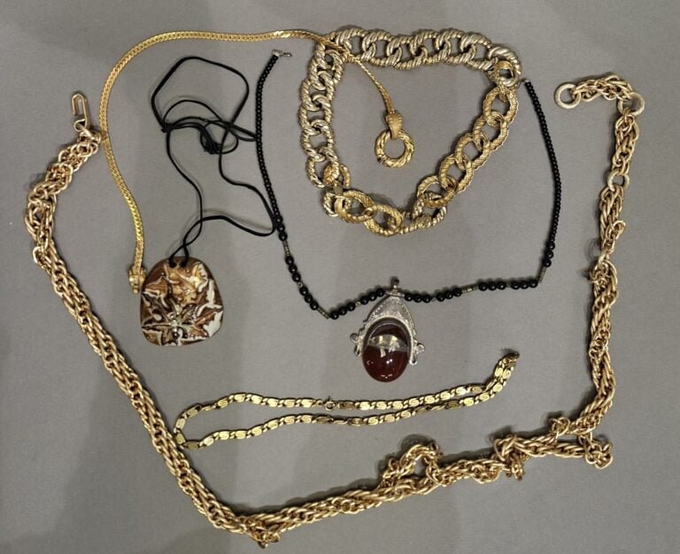 Important lot de bijoux fantaisie divers dont : colliers, bracelets, broches, e…