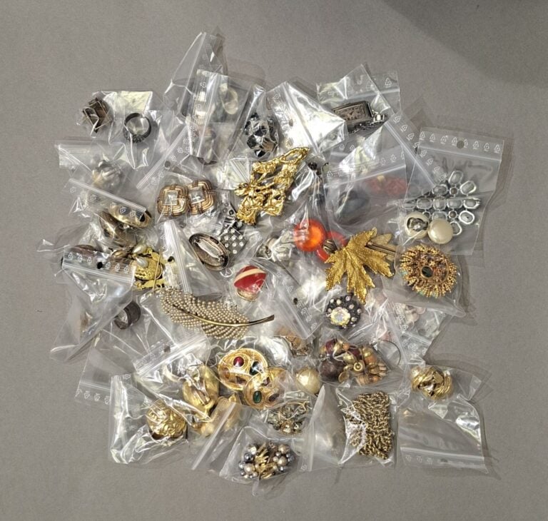 Important lot de bijoux fantaisie divers dont : colliers, bracelets, broches, e…