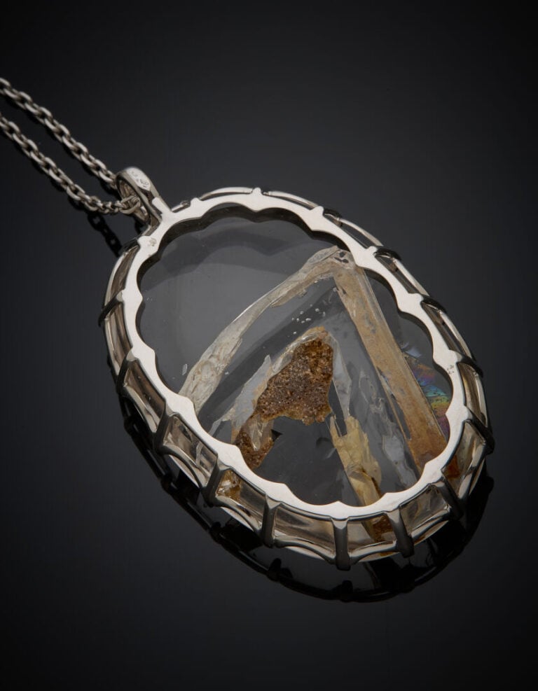 Important PENDENTIF et sa chaînette en or gris (750‰) serti d'un cristal de roc…
