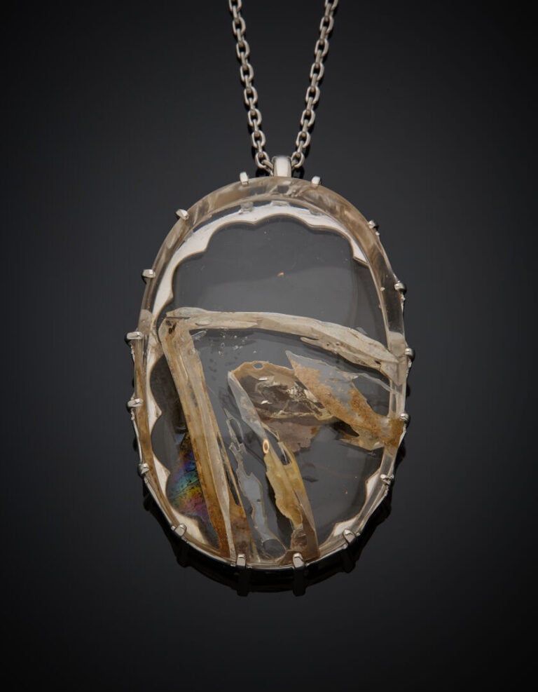 Important PENDENTIF et sa chaînette en or gris (750‰) serti d'un cristal de roc…