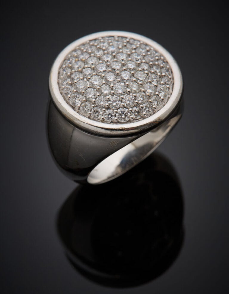 Importante BAGUE circulaire en or gris (750‰), centrée d'un pavage de diamants…