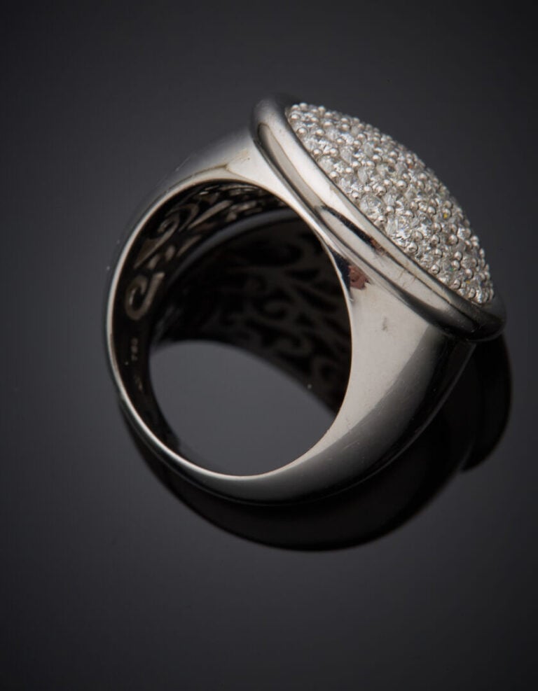 Importante BAGUE circulaire en or gris (750‰), centrée d'un pavage de diamants…