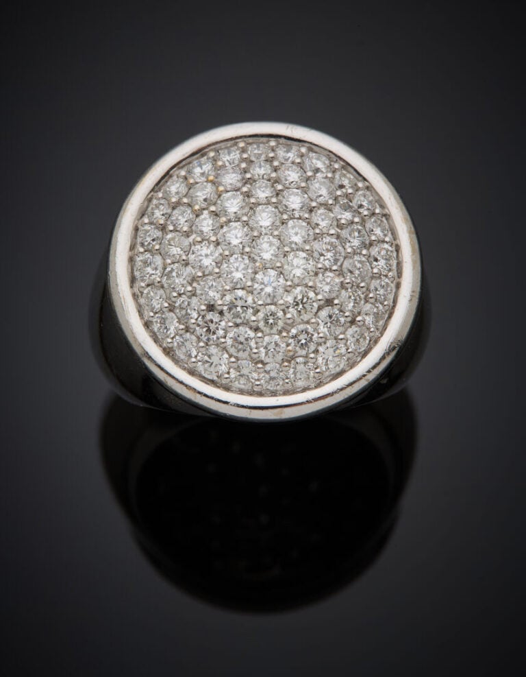 Importante BAGUE circulaire en or gris (750‰), centrée d'un pavage de diamants…