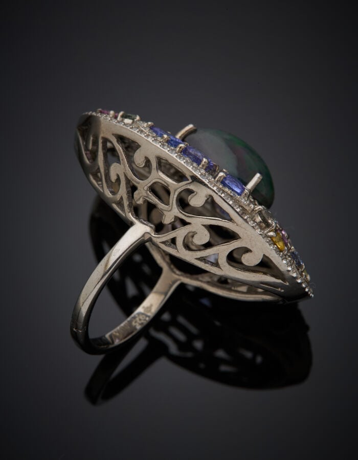 Importante BAGUE en argent (925‰) ajouré à motif de volutes, ornée d'une opale…