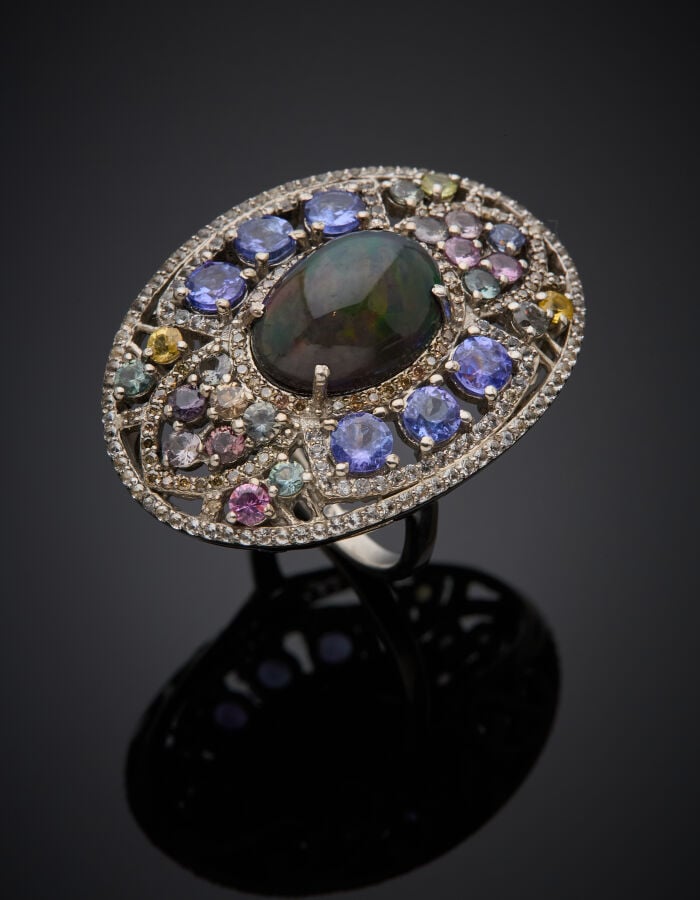 Importante BAGUE en argent (925‰) ajouré à motif de volutes, ornée d'une opale…