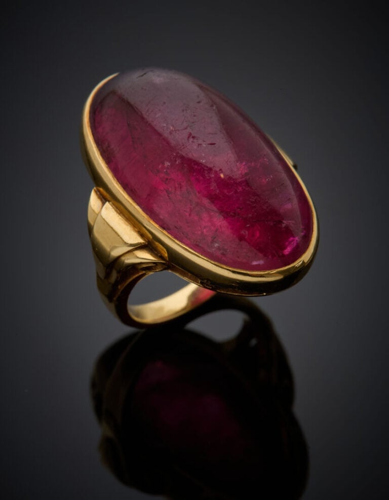 Importante BAGUE en or jaune (750‰) ajouré, serti d'une rubellite (tourmaline r…