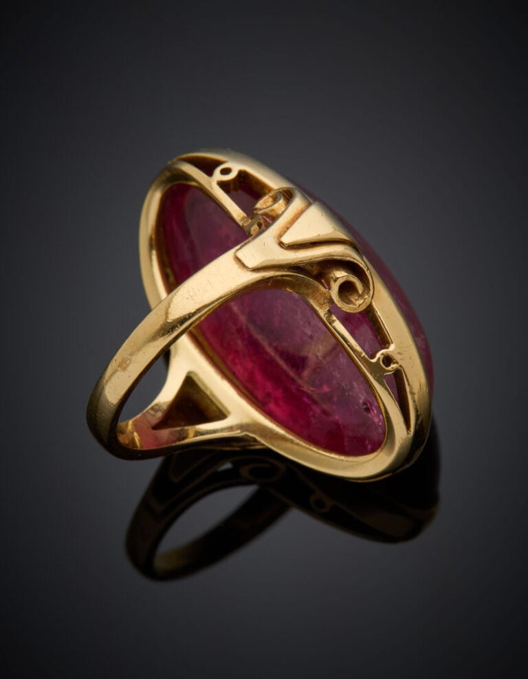 Importante BAGUE en or jaune (750‰) ajouré, serti d'une rubellite (tourmaline r…