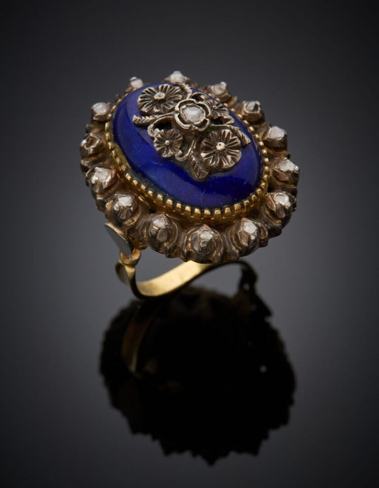 Importante BAGUE en or jaune (750‰) et en argent (min. 800‰) orné d'émail bleu…