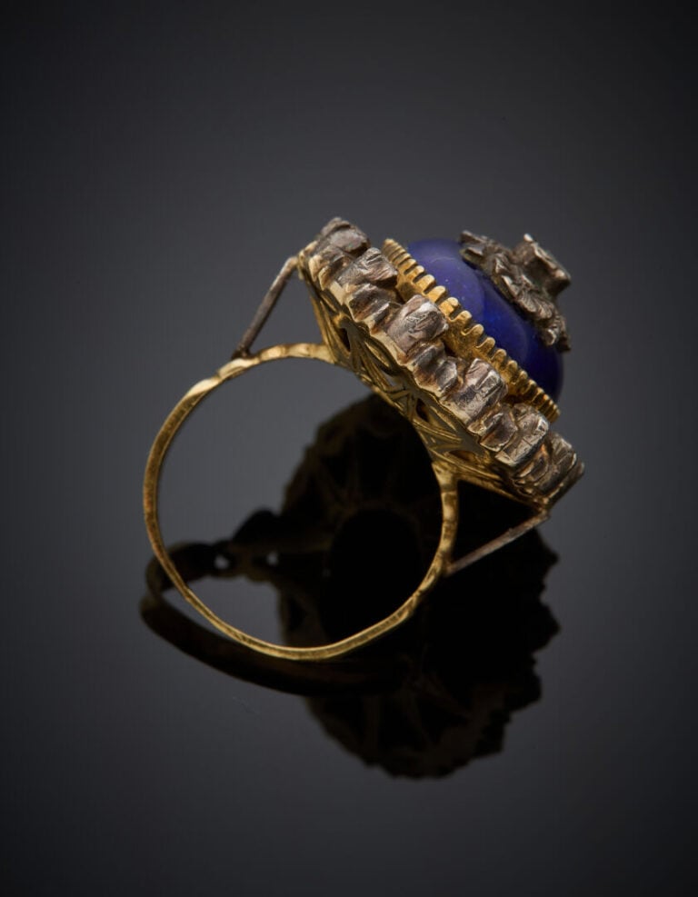 Importante BAGUE en or jaune (750‰) et en argent (min. 800‰) orné d'émail bleu…