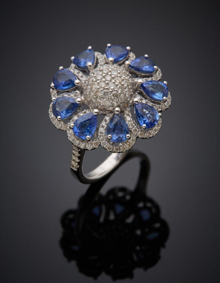 Importante BAGUE "fleur" en or gris (750‰) ajouré, serti de diamants taille bri…