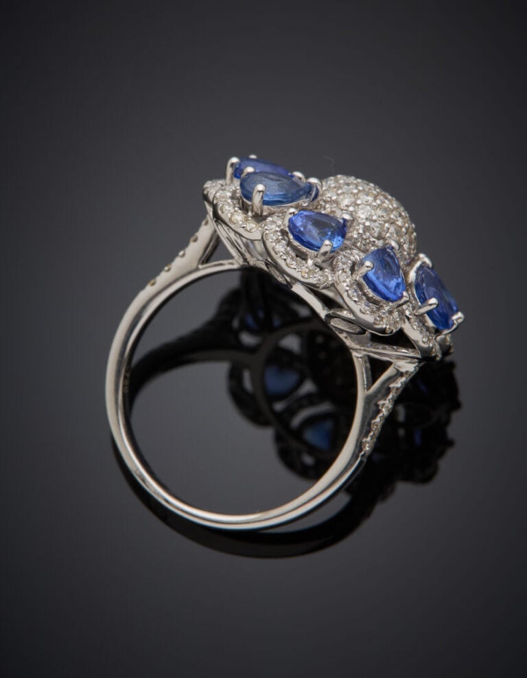 Importante BAGUE "fleur" en or gris (750‰) ajouré, serti de diamants taille bri…