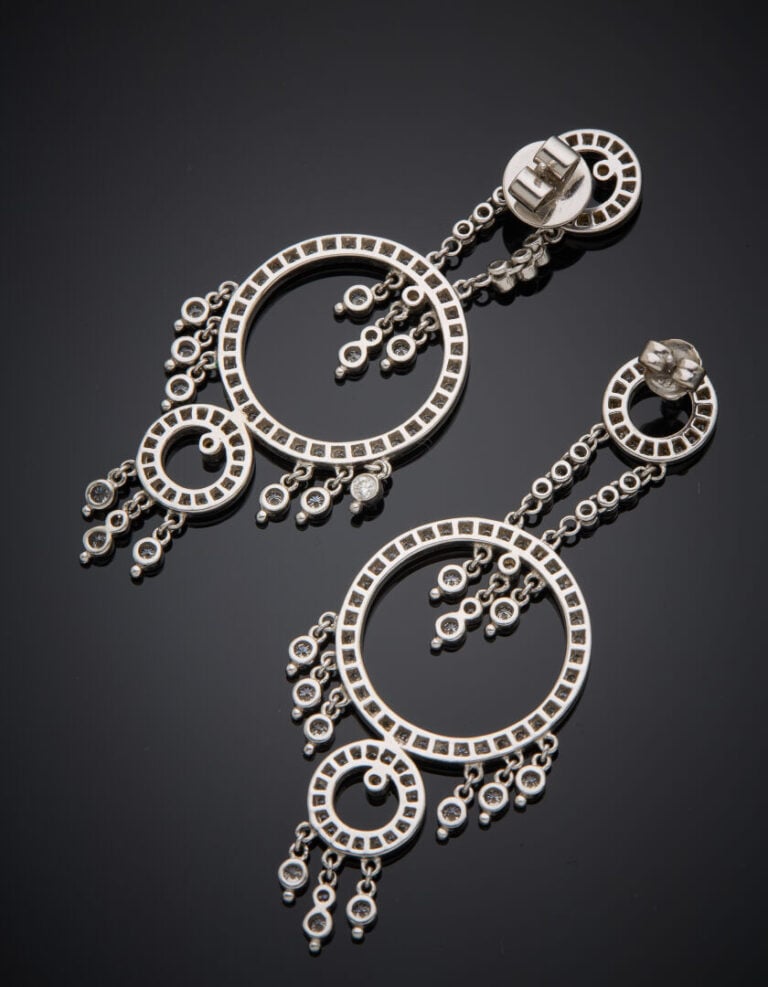 Importante paire de PENDANTS d'OREILLES en or gris (750‰) ajouré, à motifs circ…