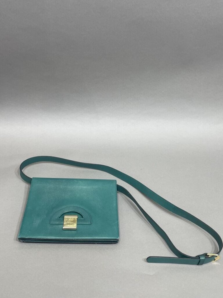 KARL LAGARFELD - Sac à main en cuir vert - Garniture en métal doré - 20 x 22 cm…