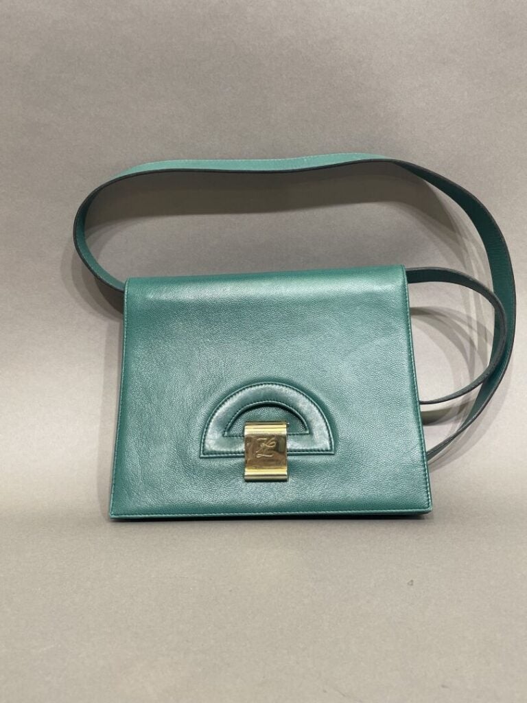 KARL LAGARFELD - Sac à main en cuir vert - Garniture en métal doré - 20 x 22 cm…
