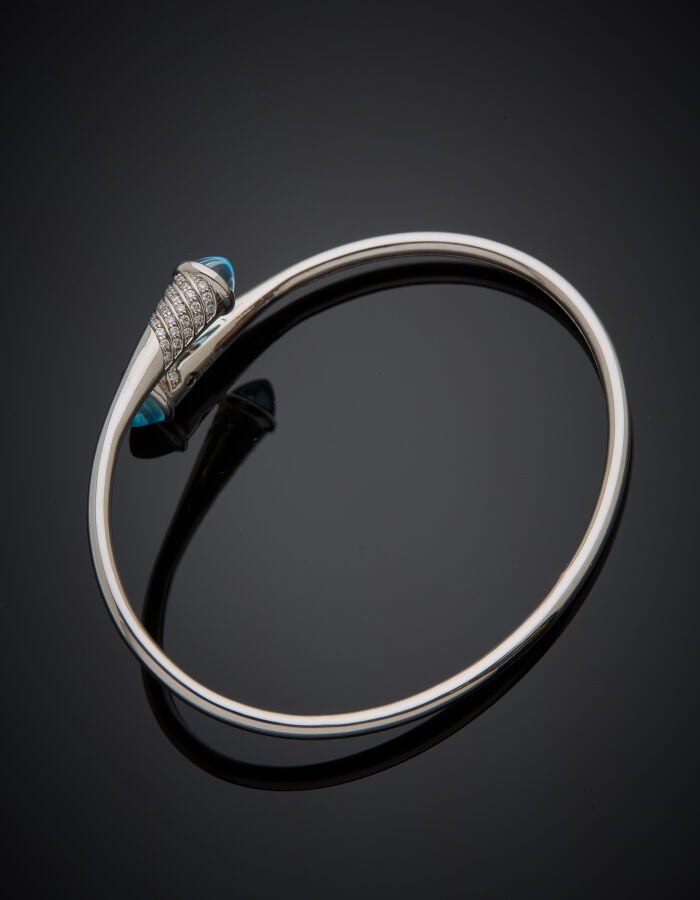 KORLOFF/AURA - BRACELET jonc croisé en or blanc (750 ‰) serti de deux topazes b…