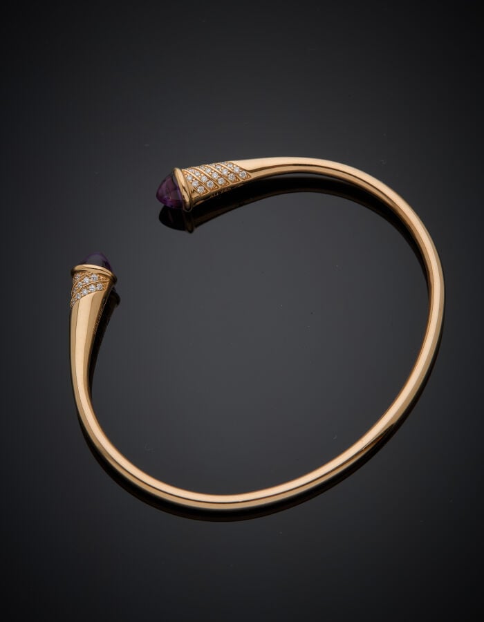 KORLOFF/AURA - BRACELET jonc croisé en or rose (750 ‰) serti de deux cabochons…