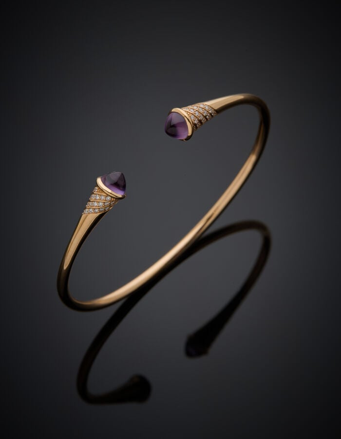 KORLOFF/AURA - BRACELET jonc croisé en or rose (750 ‰) serti de deux cabochons…