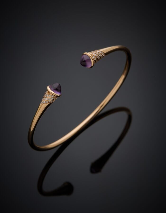 KORLOFF/AURA - BRACELET jonc ouvert en or rose (750 ‰) serti de deux cabochons…