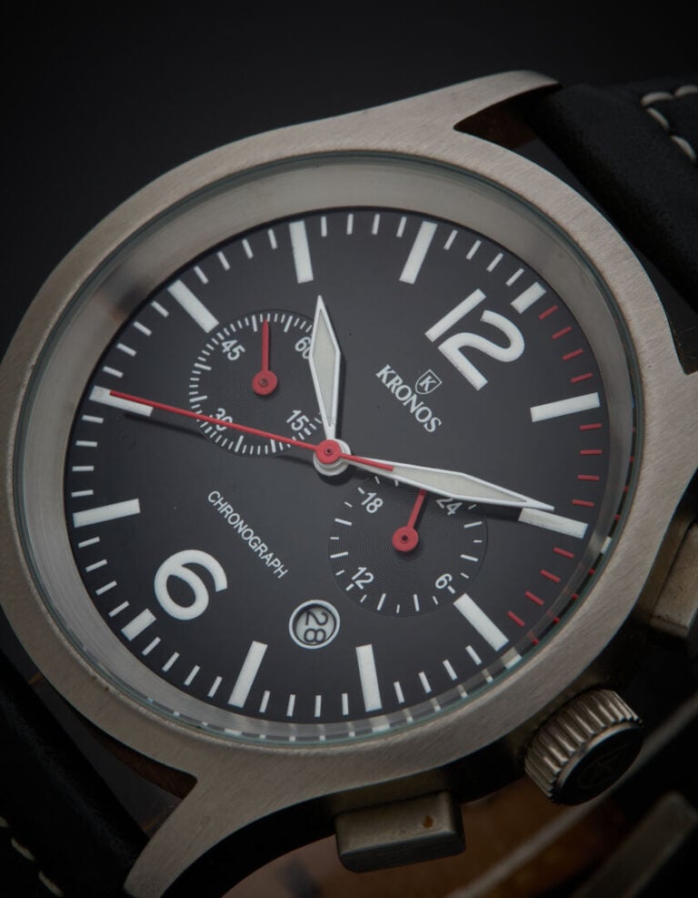 KRONOS - BRACELET MONTRE chronographe en acier satiné. Cadran noir, chiffres ar…
