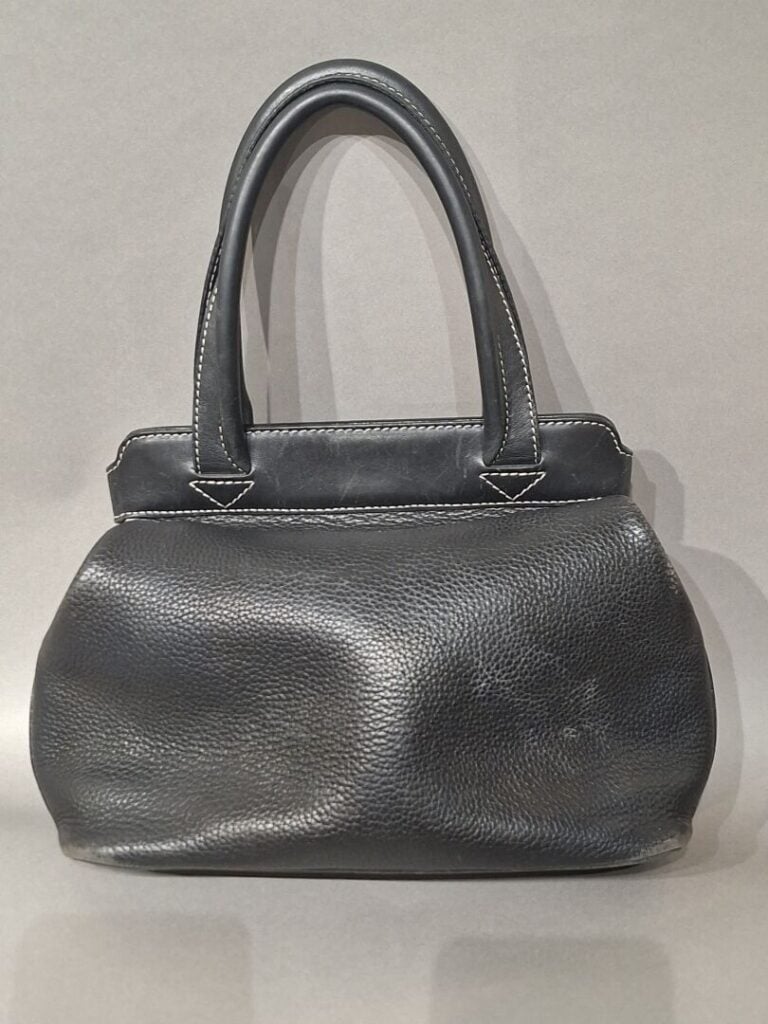LANCEL - Sac en cuir gainé noir, double anses, bijouterie en métal argenté, fer…